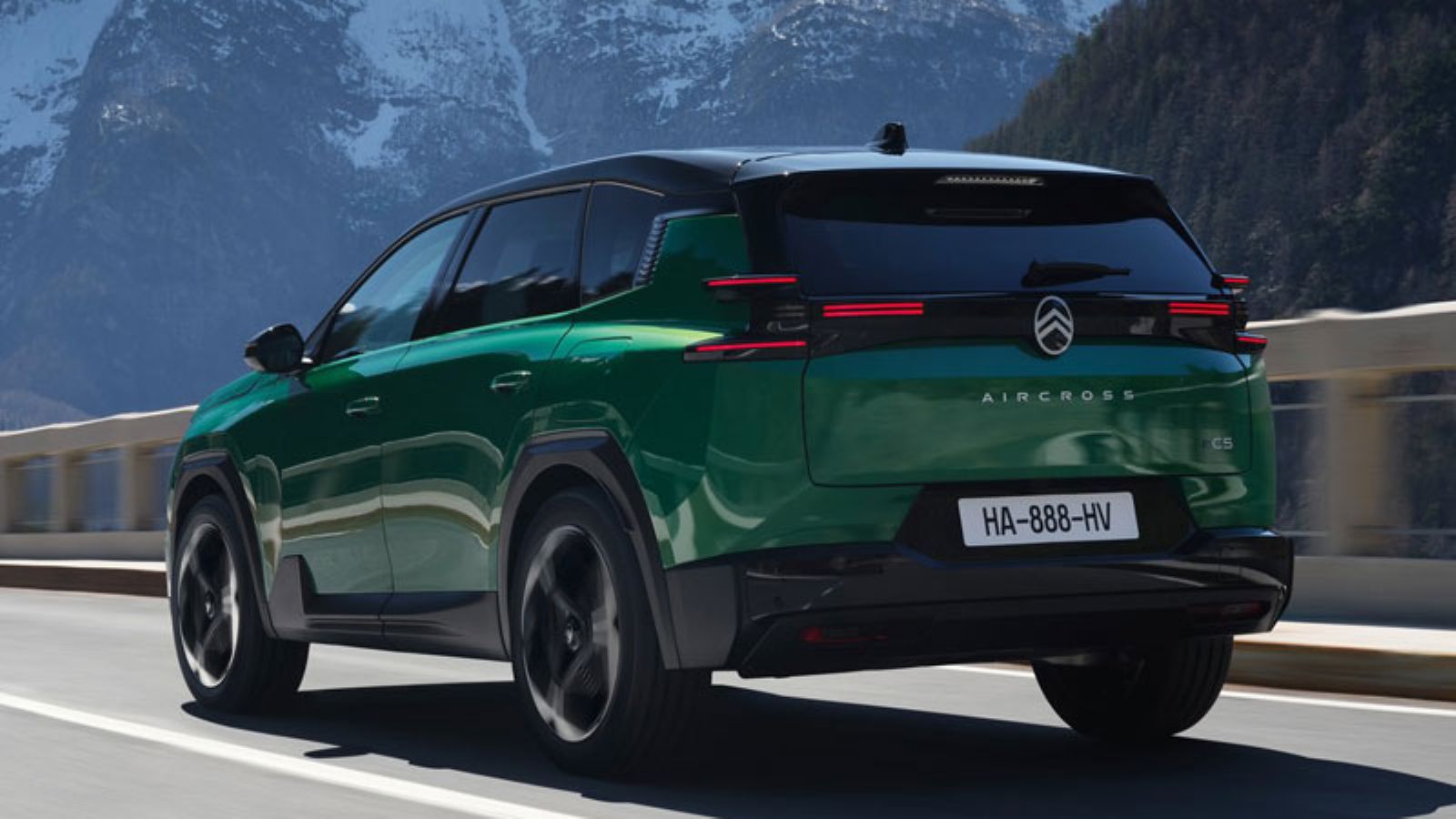 Το νέο Citroen C5 Aircross από την πίσω αριστερή γωνία, εν κινήσει