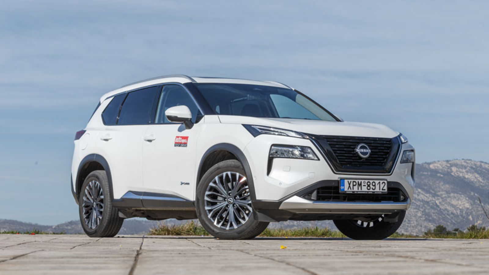 Το Nissan Χ-Trail είναι εκ φύσεως επιβλητικό, με τη σχεδίαση του να είναι ο ορισμός του καθαρόαιμου SUV, κλείνοντας στο μάτι σε όσους οικογενειάρχες α