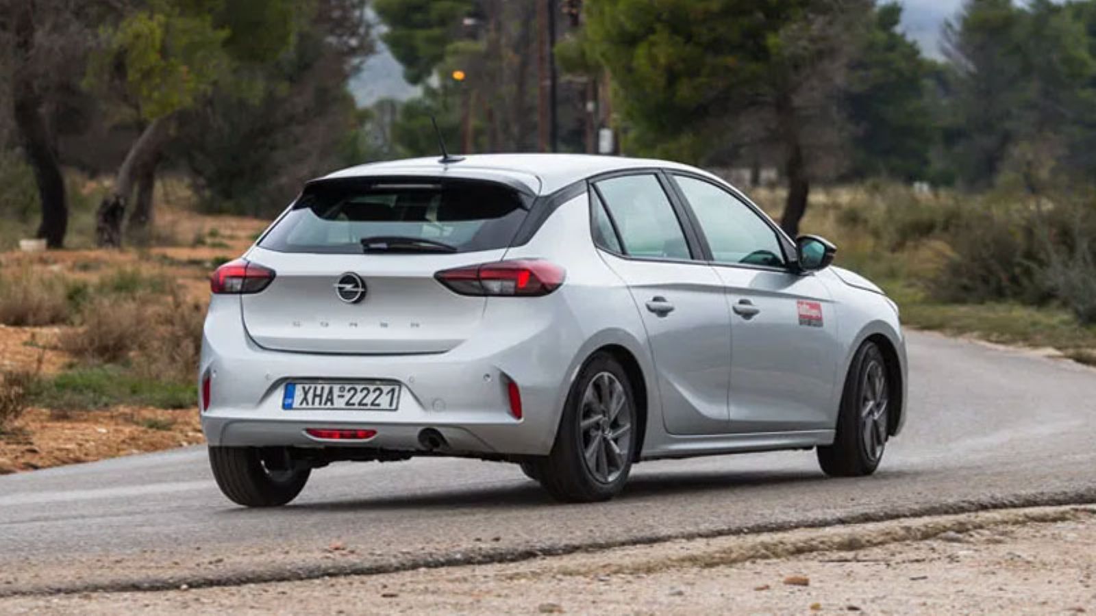 Το Opel Corsa από την πίσω δεξιά πλευρά, εν κινήσει