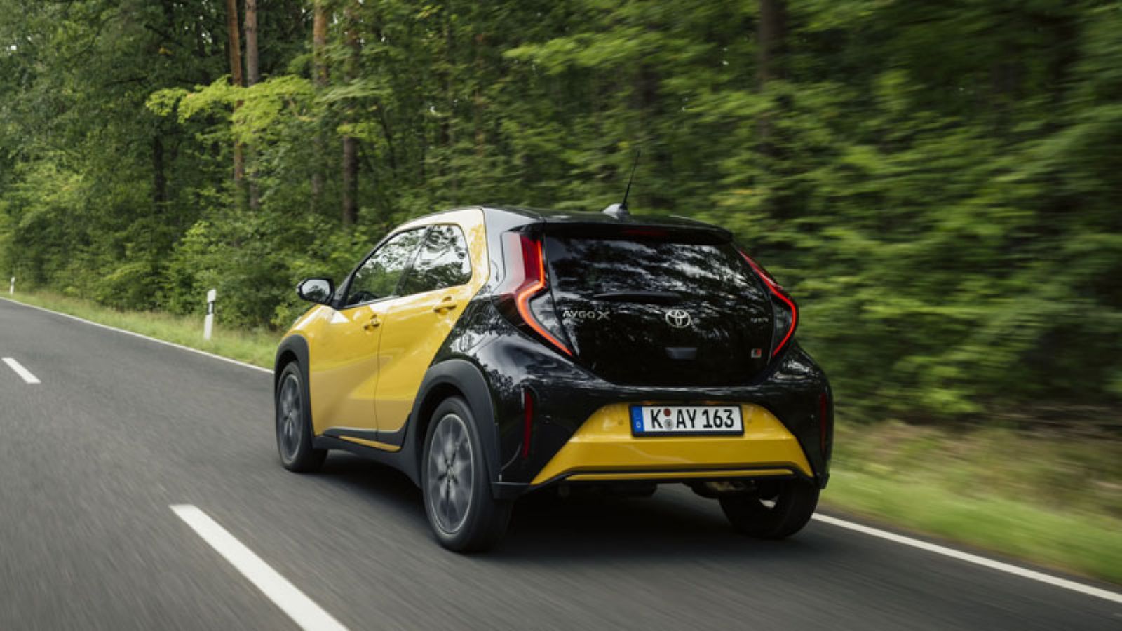 Το Toyota Aygo X Hybrid από το πίσω μέρος, αριστερή γωνία