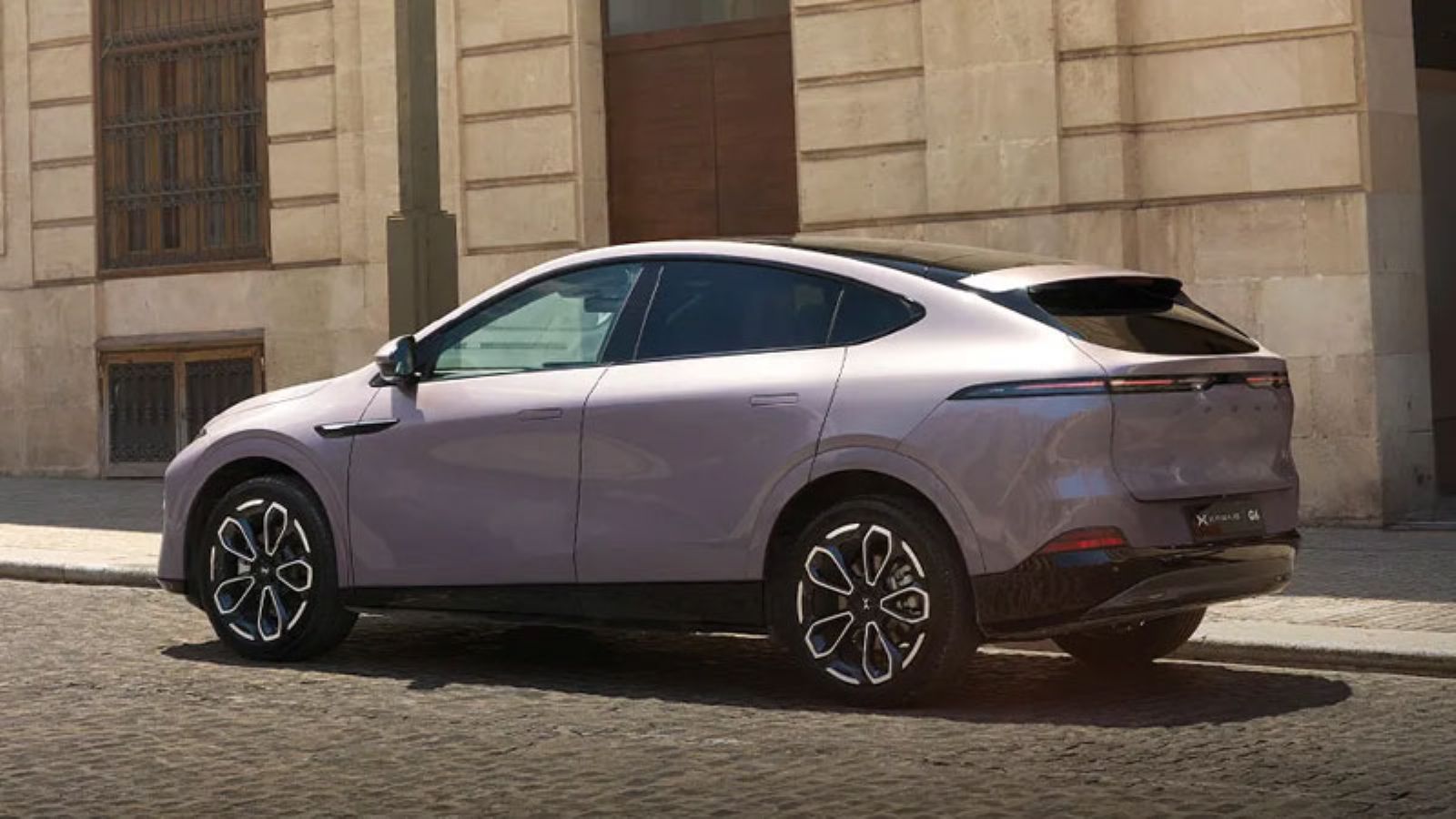 Το XPENG G6 από την πίσω αριστερή πλευρά