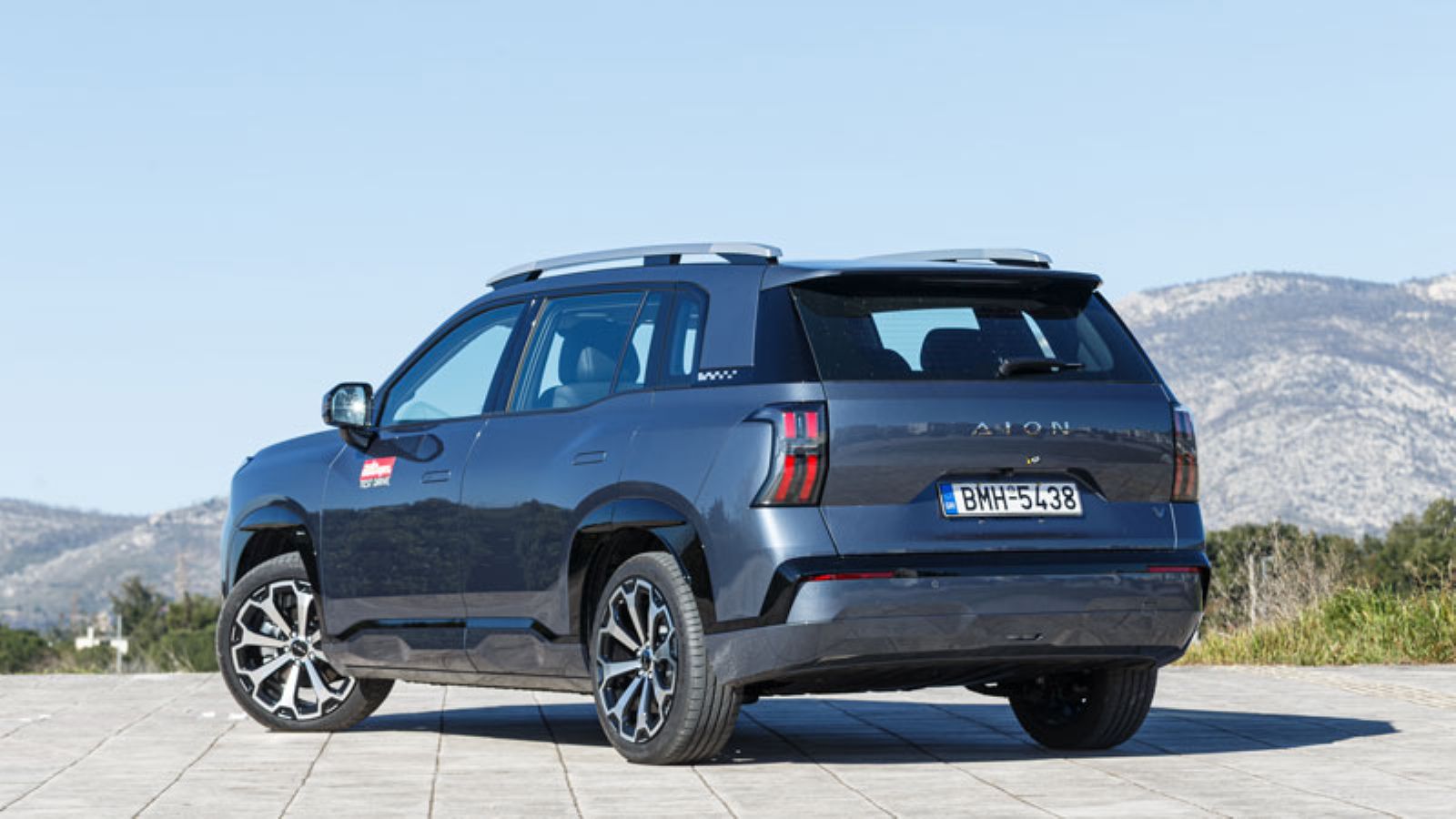 Το AION V ακίνητο, από την πίσω αριστερή πλευρά