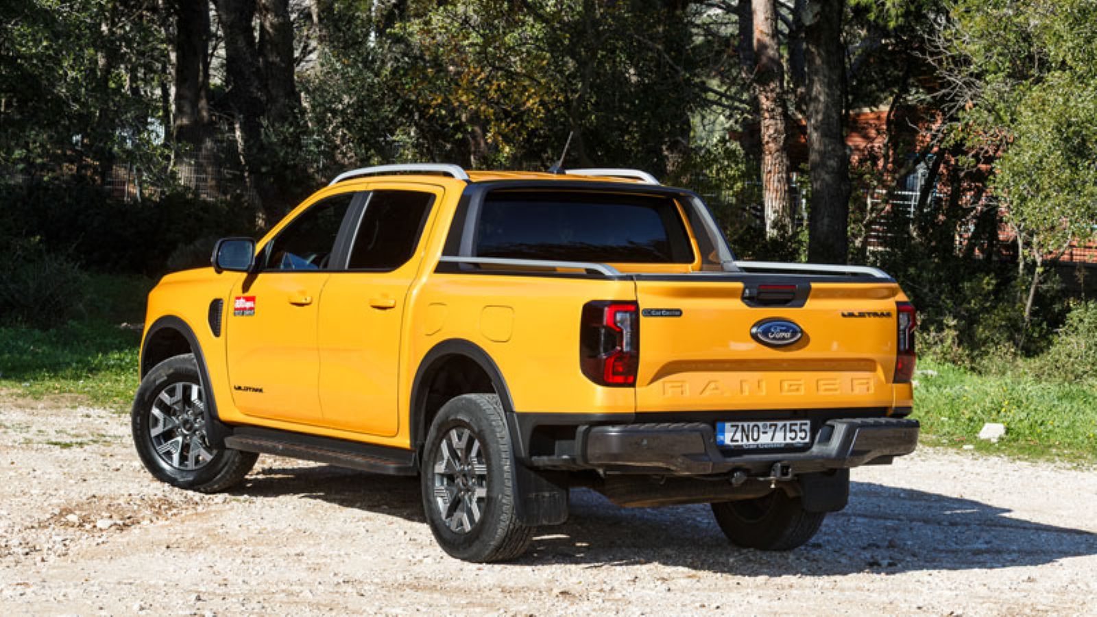 Το Ford Ranger PHEV από πίσω αριστερά