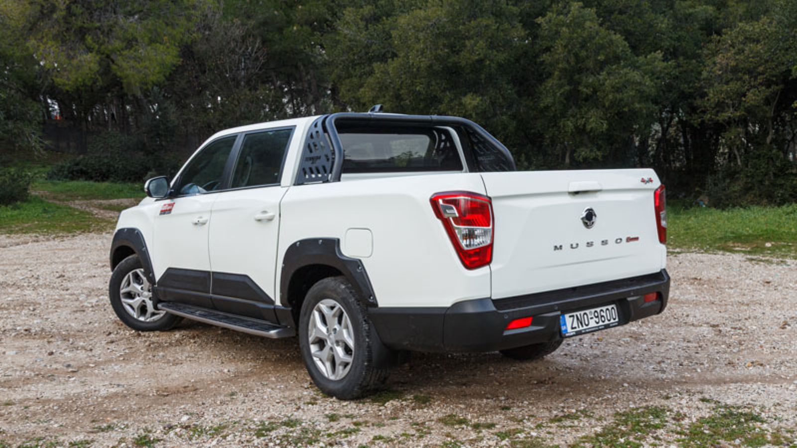 Το KGM Musso Grand από την πίσω αριστερή γωνία