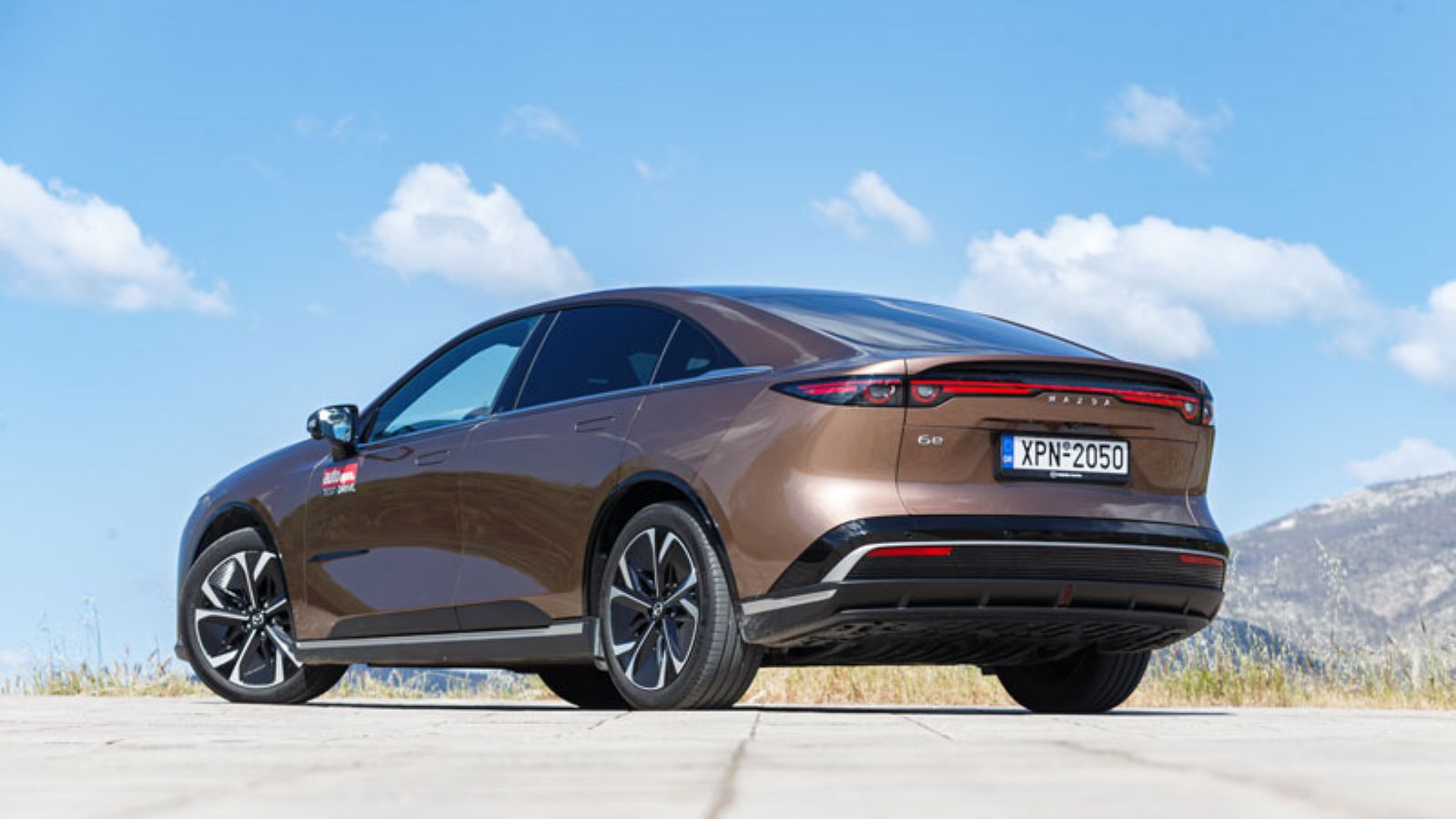 Το Mazda 6e από την πίσω αριστερή πλευρά