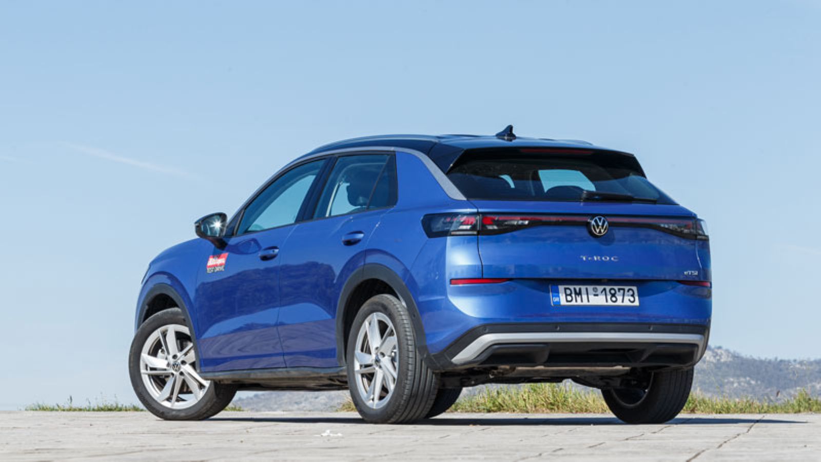 Το VW T-Roc από την πίσω αριστερή πλευρά