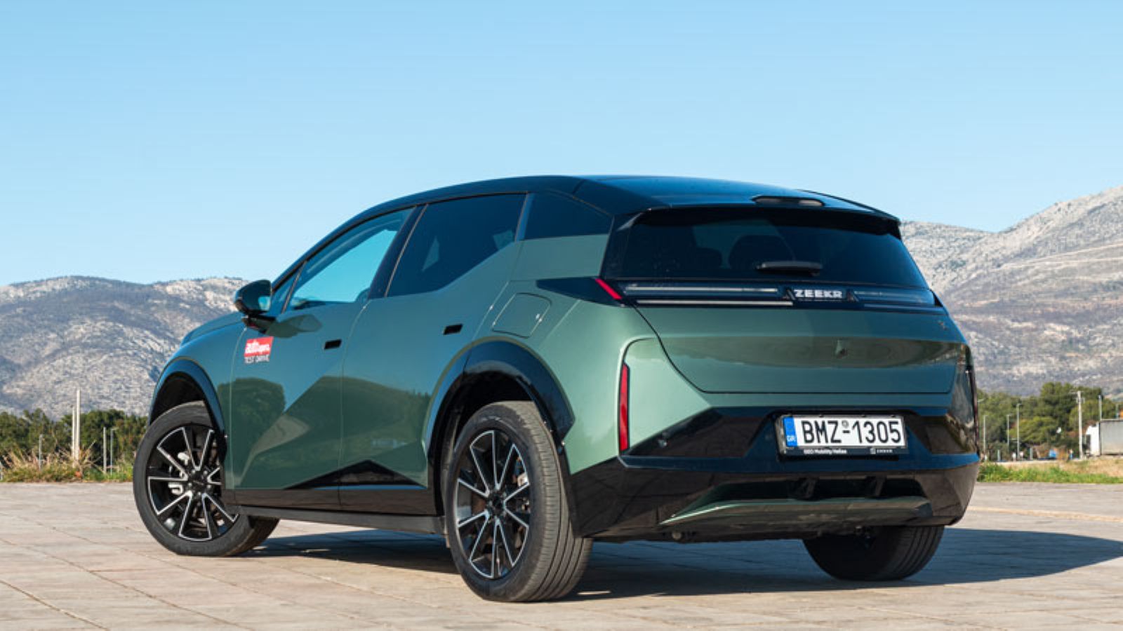 Το Zeekr X από την πίσω αριστερή γωνία