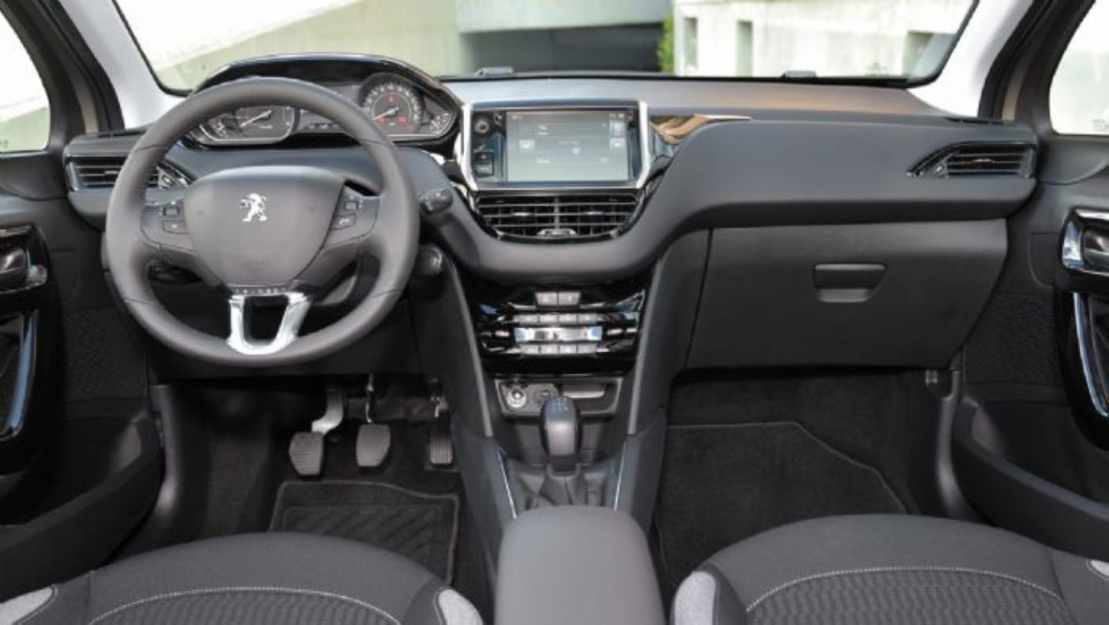 Αφήνοντας πίσω το 207, η Peugeot σχεδίασε ένα σαφώς πιο compact, ελαφρύ και ευέλικτο supermini. Εδώ είδαμε για πρώτη φορά το περίφημο i-Cockpit, με το