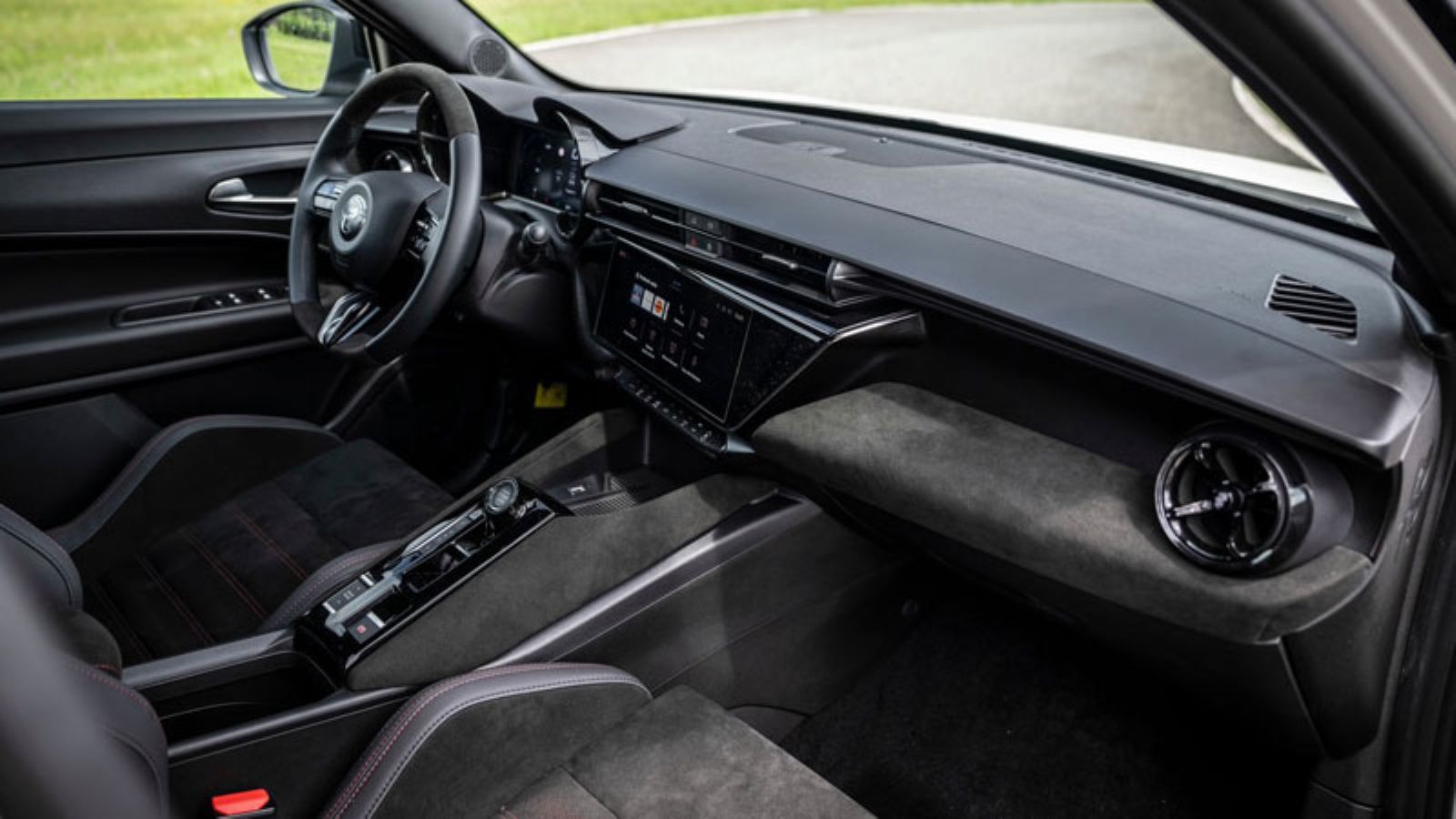 Το εσωτερικό της Alfa Romeo Junior Ibrida από το πλάι