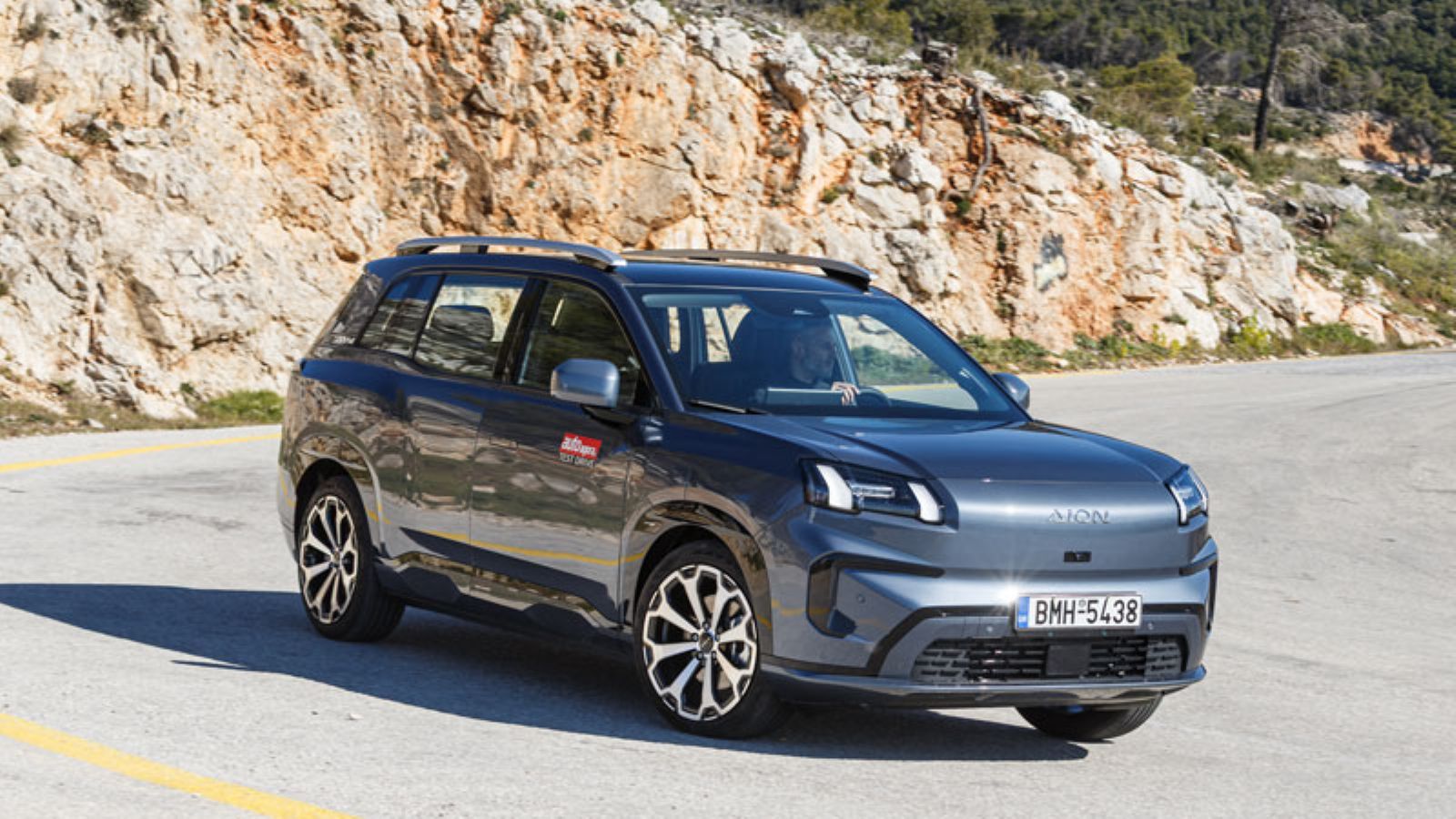 Το AION V σε στροφή από την εμπρός δεξιά πλευρά