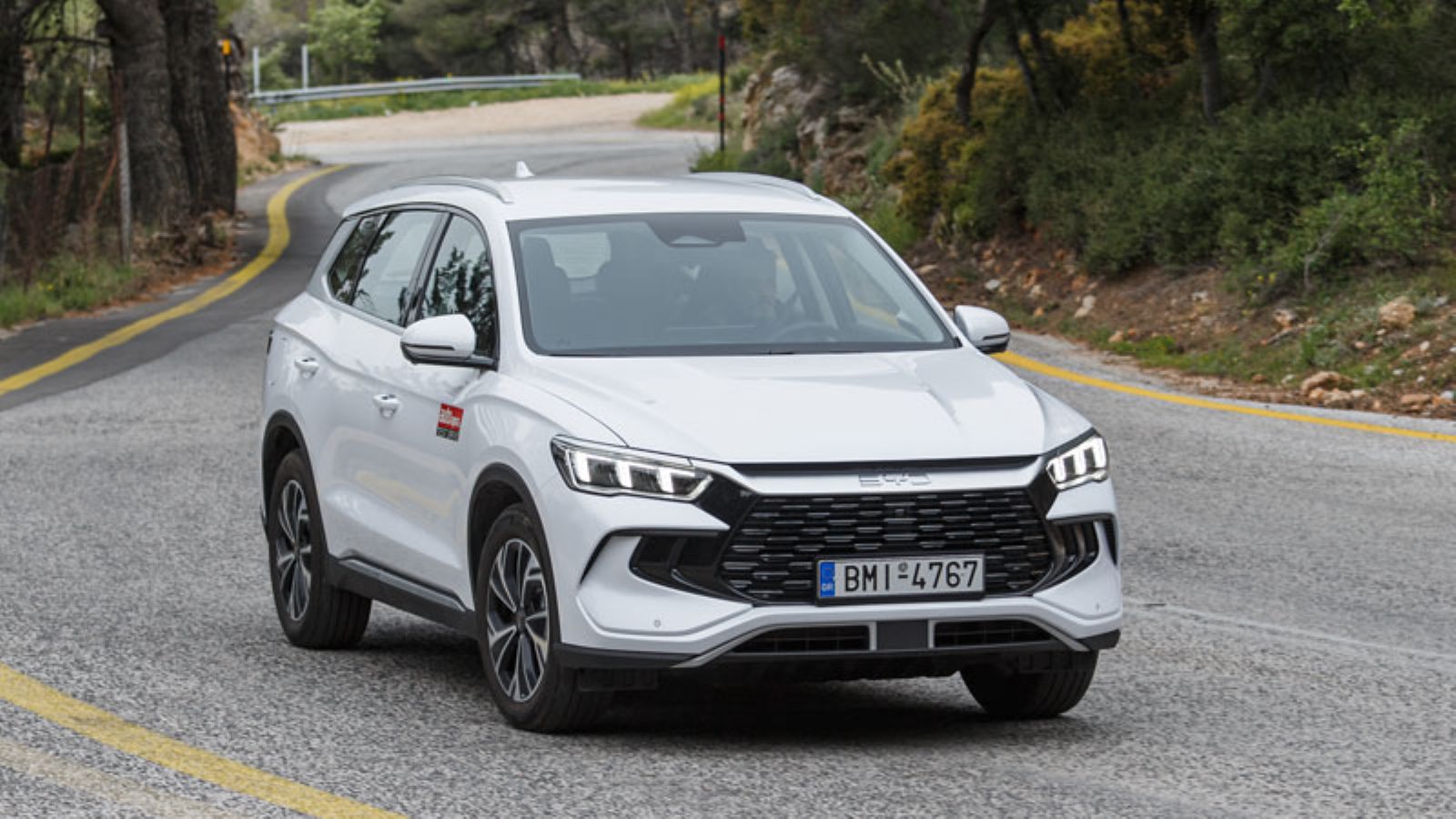 Το BYD Sealion 5 DM-i εν κινήσει, από την εμπρός δεξιά πλευρά