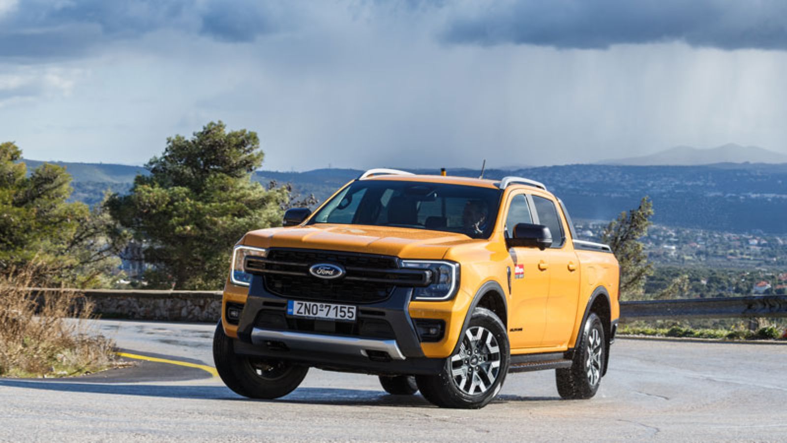 Το Ford Ranger PHEV σε στροφή σε άσφαλτο από εμπρός, αριστερή πλευρά