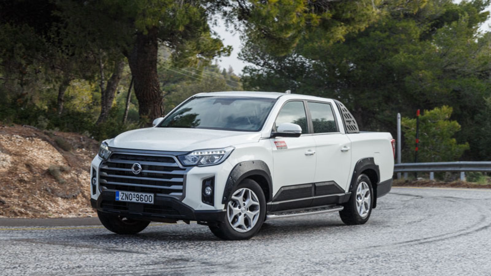 Το KGM Musso Grand σε στροφή, εμπρός αριστερή γωνία