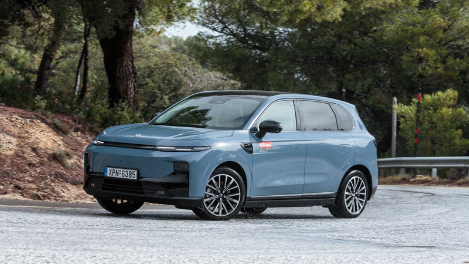 Το Leapmotor B10 Pro Max από μπροστά, σε δρόμο με στροφή