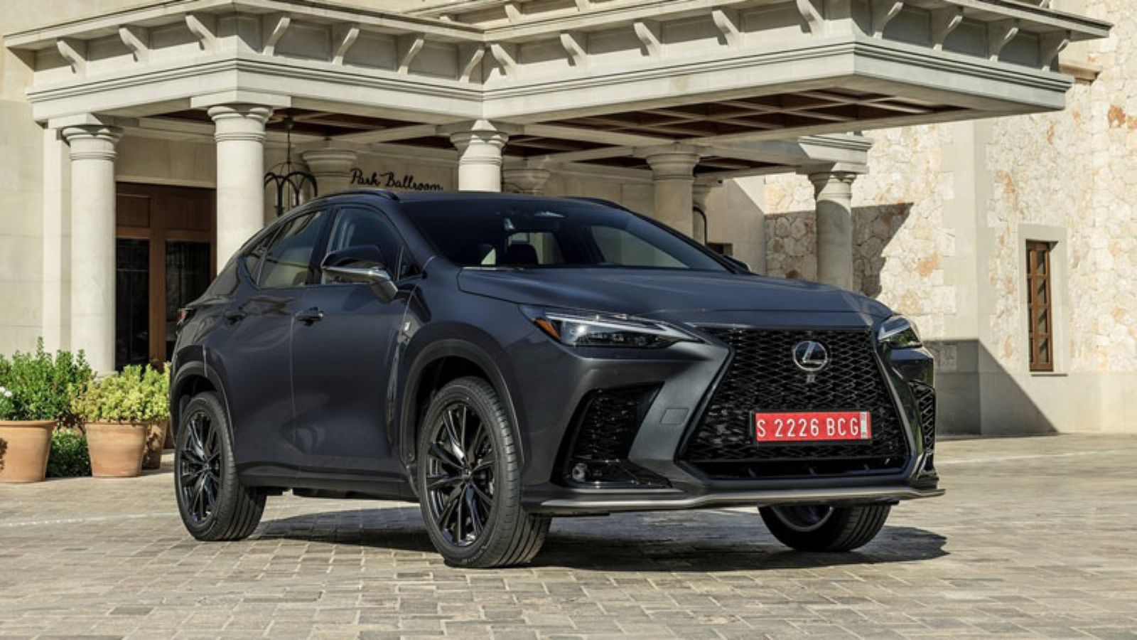 Το Lexus NX από την εμπρός δεξιά γωνία