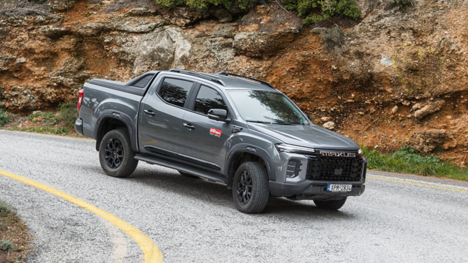 Το Maxus T60 Max σε στροφή, εμπρός δεξιά γωνία