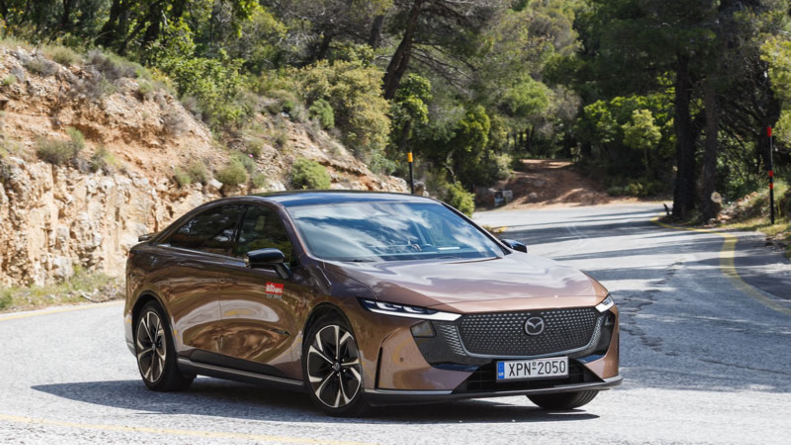 Το Mazda 6e από την εμπρός δεξιά πλευρά, σε στροφή εν κινήσει