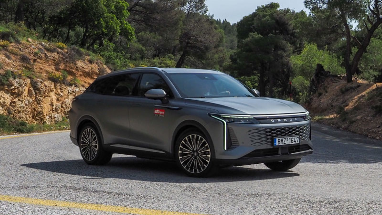 Το Omoda 9 SHS σε στροφή, από την εμπρός δεξιά πλευρά