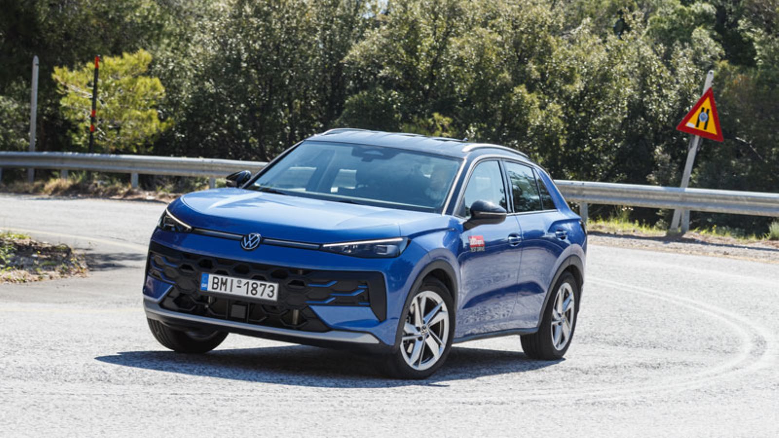 Το VW T-Roc από την εμπρός αριστερή πλευρά, σε στροφή