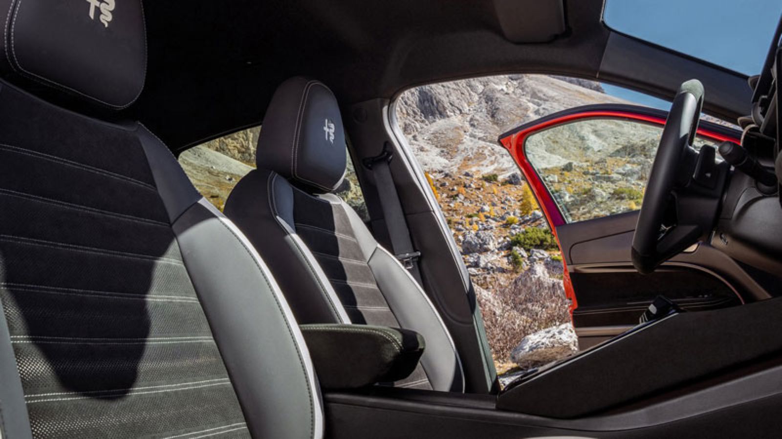 Λεπτομέρεια από τα καθίσματα της Alfa Romeo Junior Ibrida