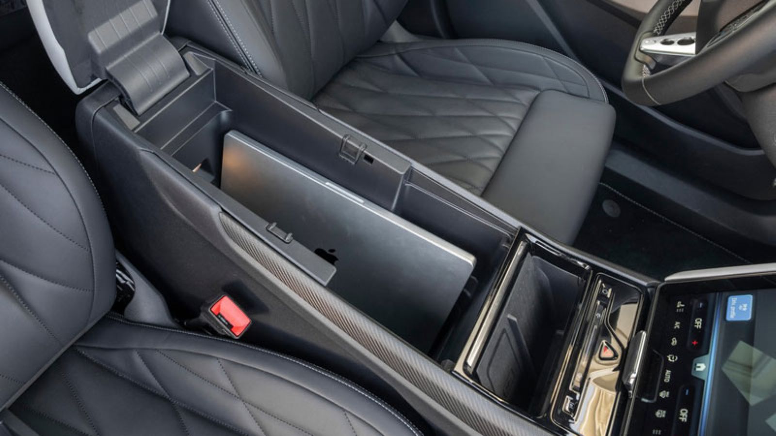 Ο αποθηκευτικός χώρος στην κεντρική κονσόλα του Ford Capri