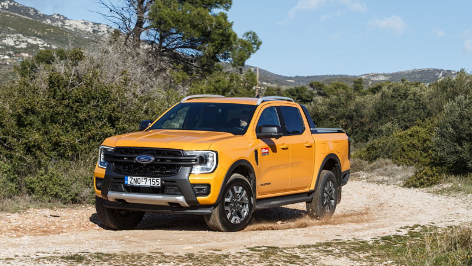 Το Ford Ranger PHEV σε στροφή στο χώμα από εμπρός, αριστερή πλευρά