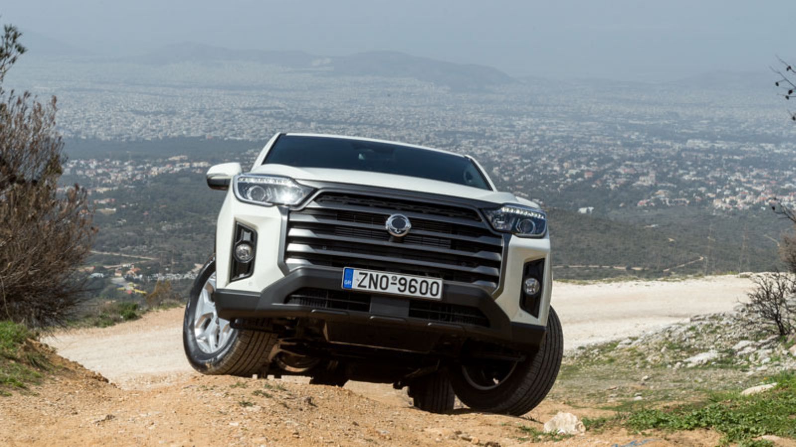 Το KGM Musso Grand σε ανηφορικό κακοτράχαλο χωματόδρομο