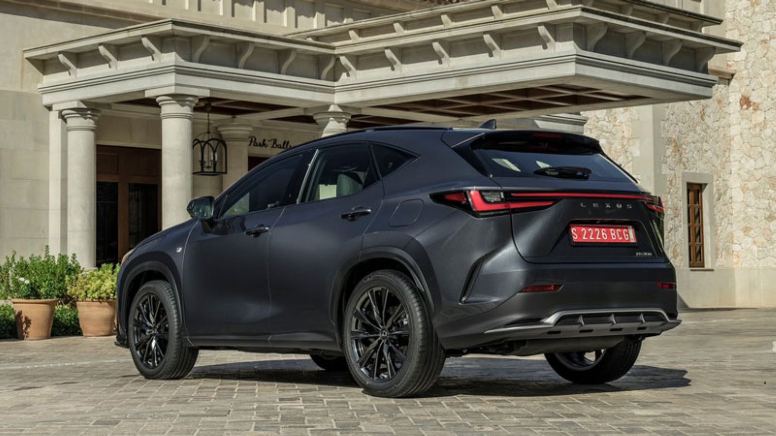Το Lexus NX από την πίσω αριστερή γωνία