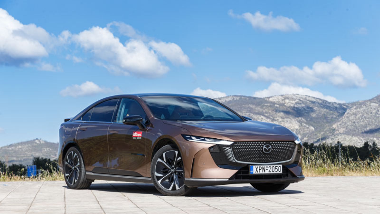 Το Mazda 6e από την εμπρός δεξιά πλευρά