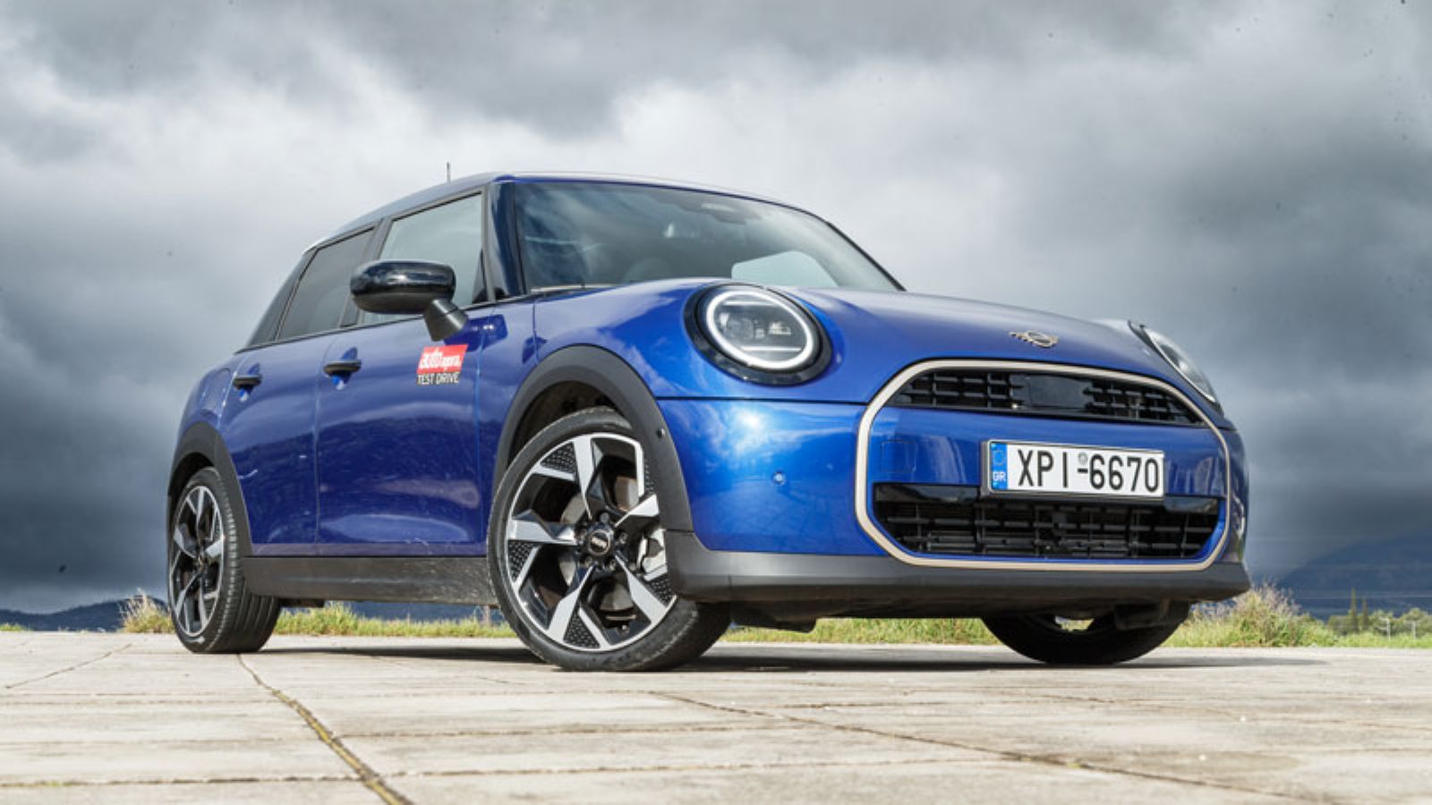 Το MINI Cooper 5D από την εμπρός δεξιά γωνία