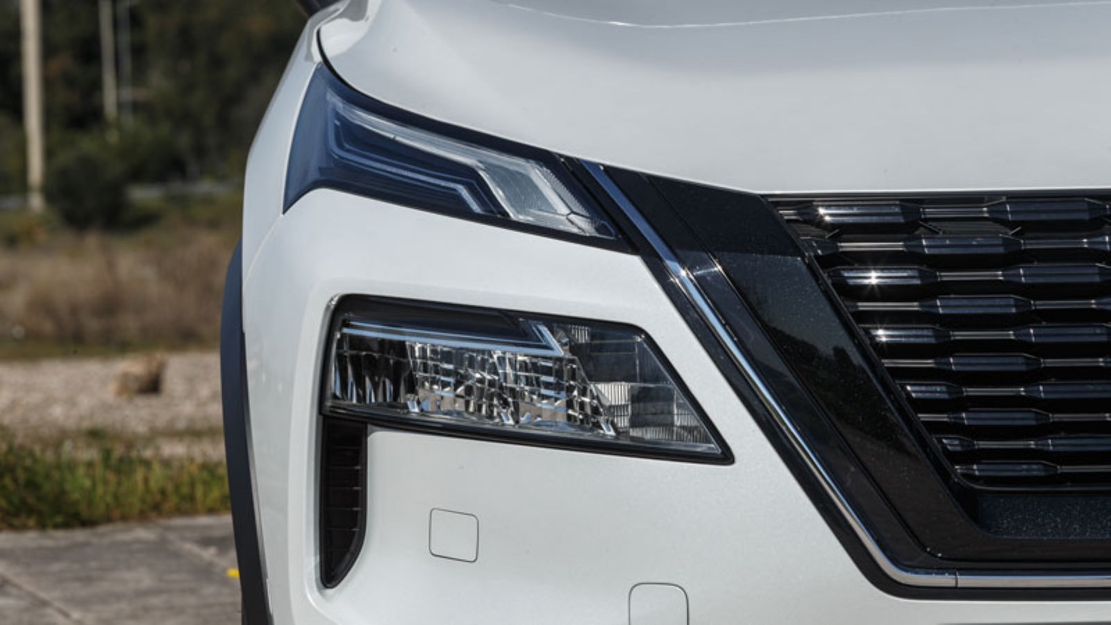 Tα αιχμηρά φωτιστικά σώματα βάζουν το δικό τους λιθαράκι στην δυναμική εμφάνιση του μοντέλου