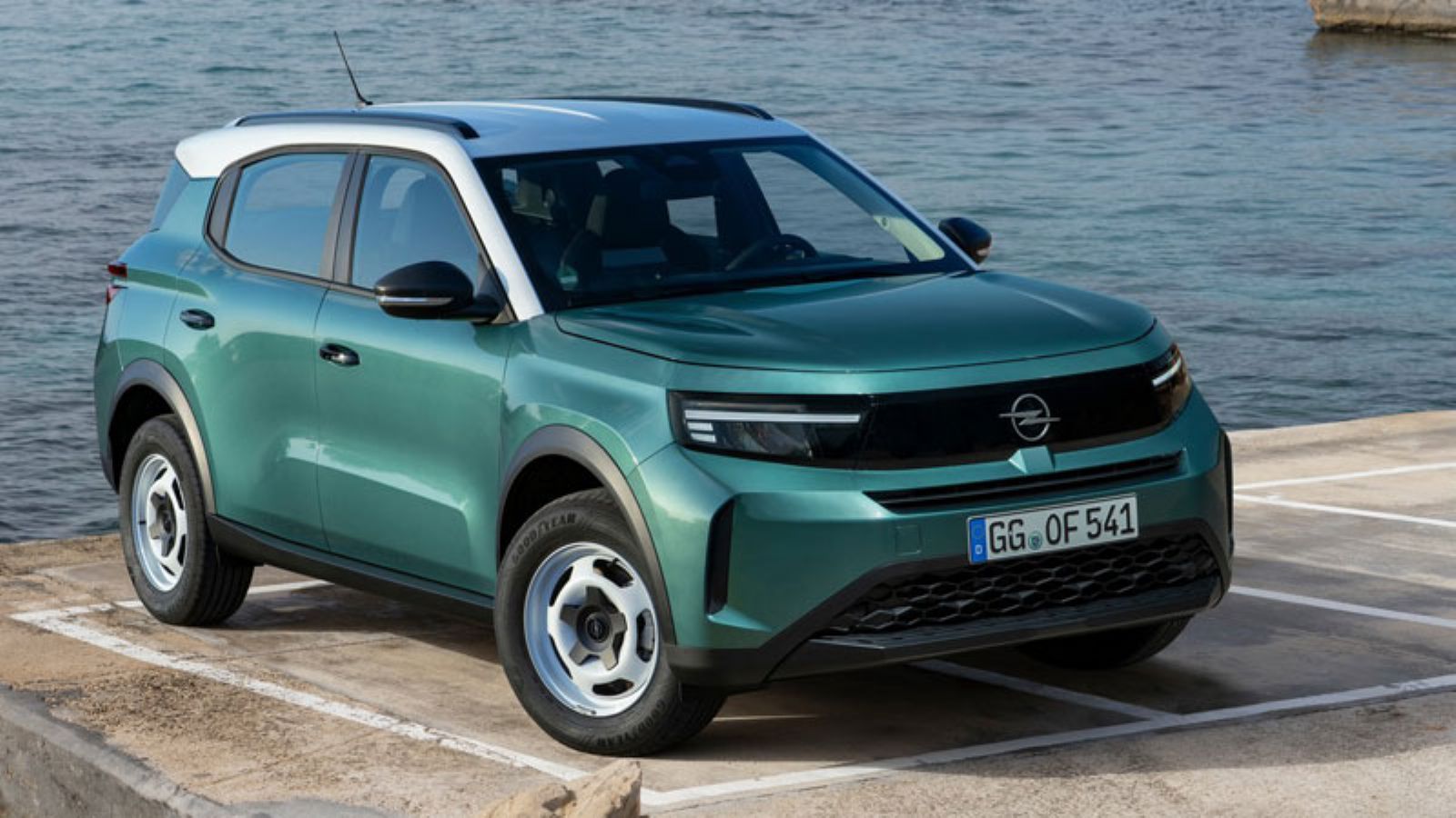 Το Opel Frontera από την εμπρός δεξιά γωνία