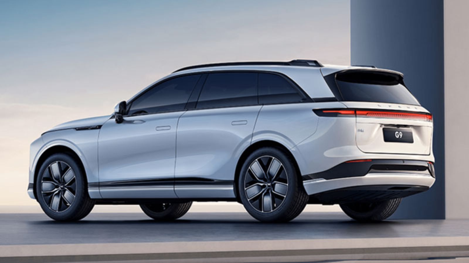Το XPENG G9 από την πίσω αριστερή πλευρά