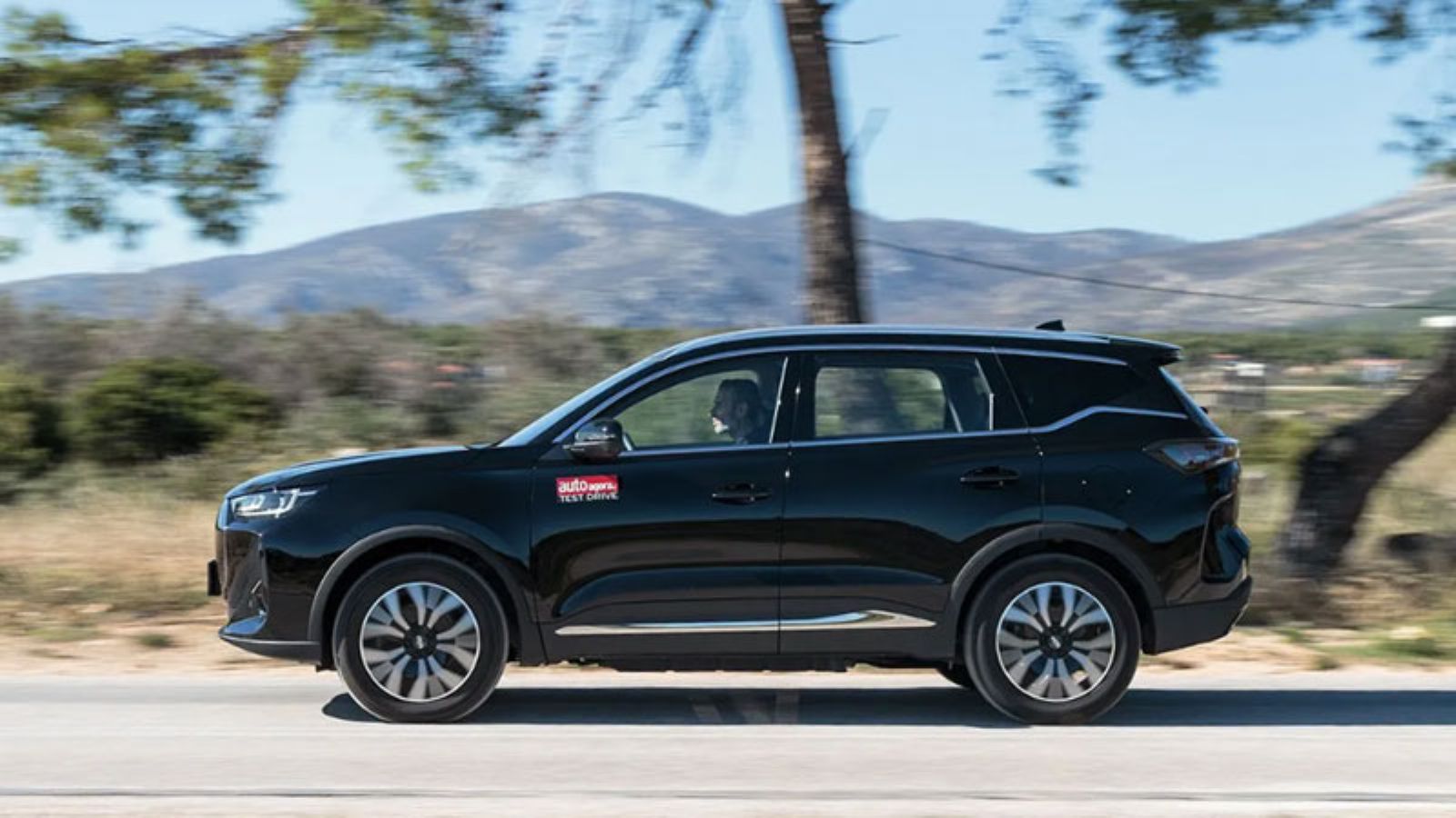 Το Chery Tiggo 7 από το πλάι εν κινήσει, αριστερή πλευρά