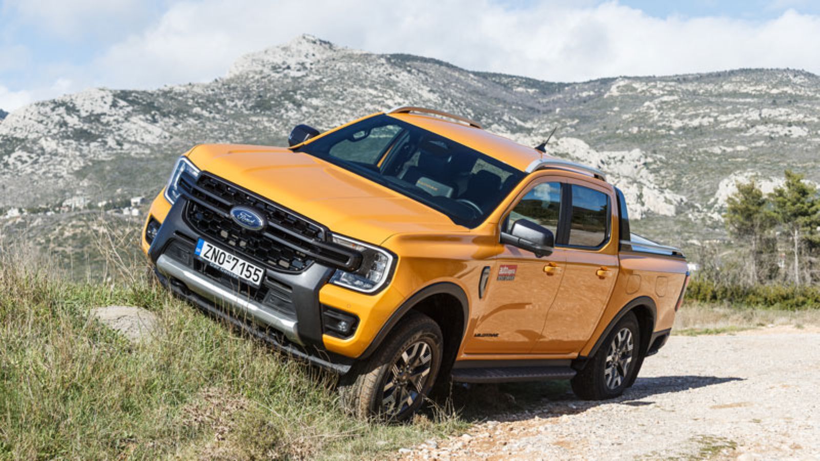 Το Ford Ranger PHEV σκαρφαλωμένο σε ανάχωμα, εμπρός πλευρά