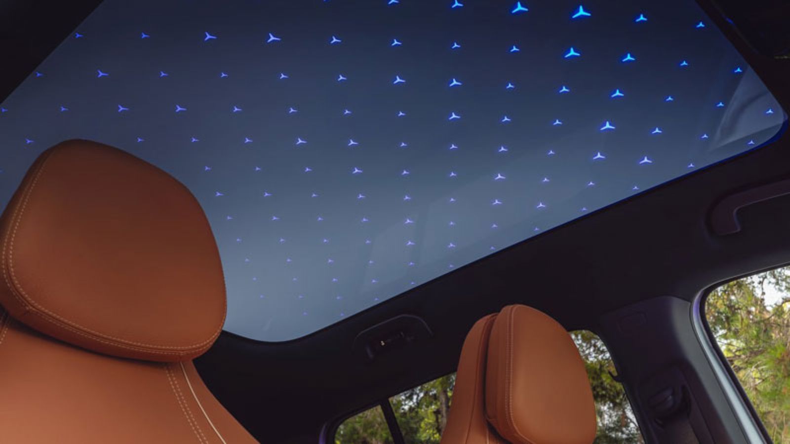 Η φωτιζόμενη πανοραμική οροφή της Mercedes GLB