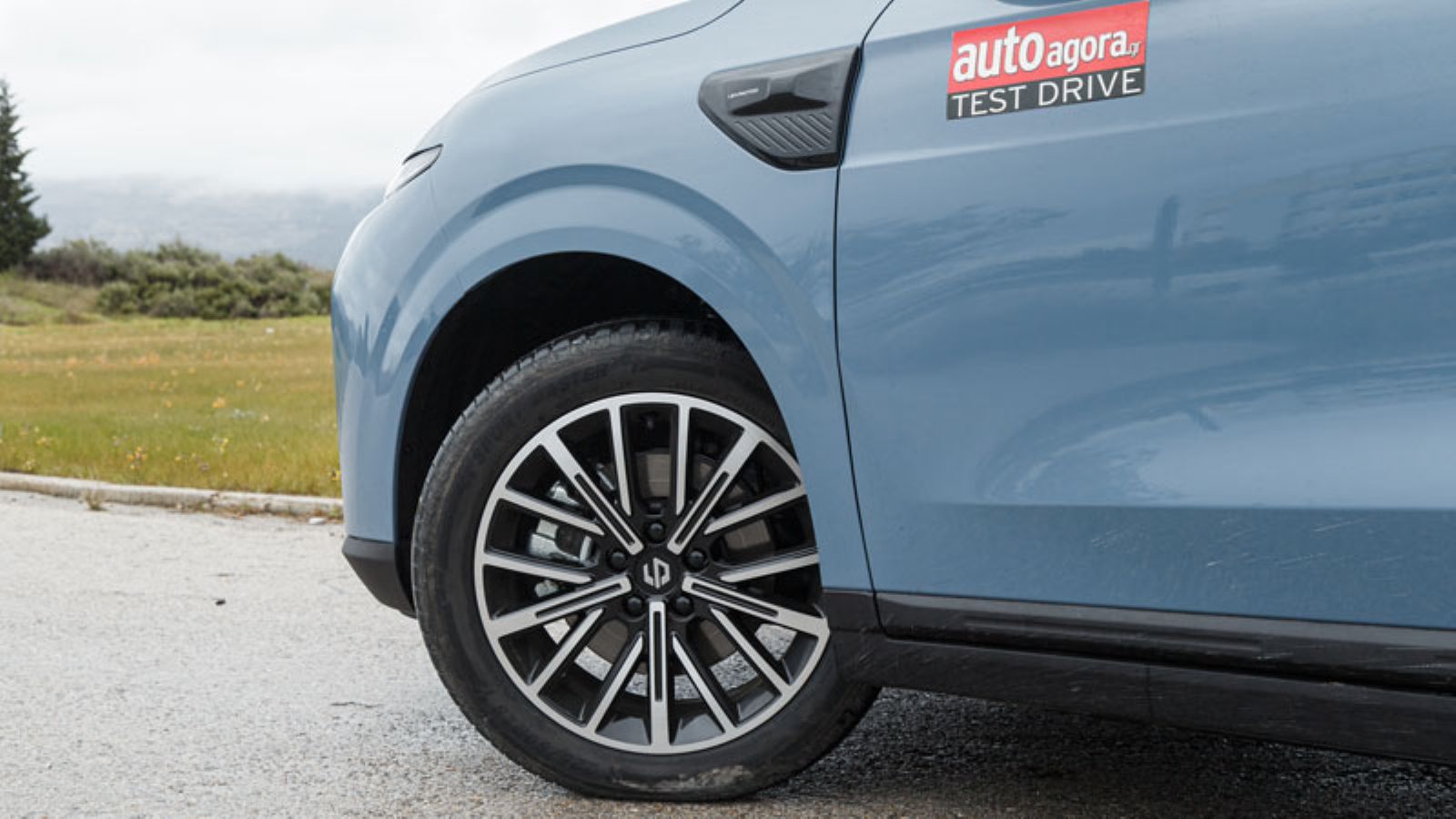 Η εμπρός αριστερή ζάντα του Leapmotor B10 Pro Max