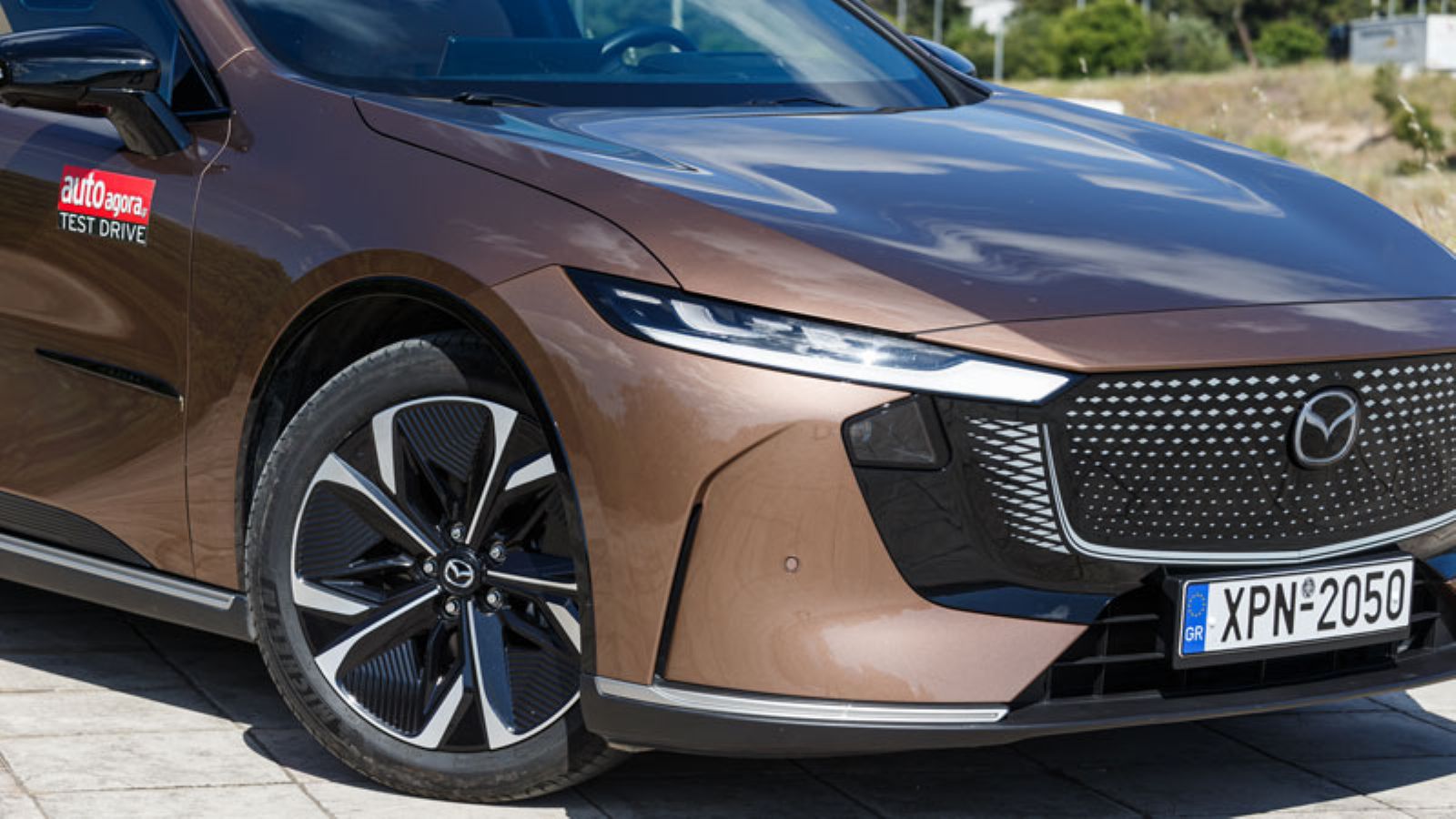 Ο εμπρόσθιος πρόβολος του Mazda 6e