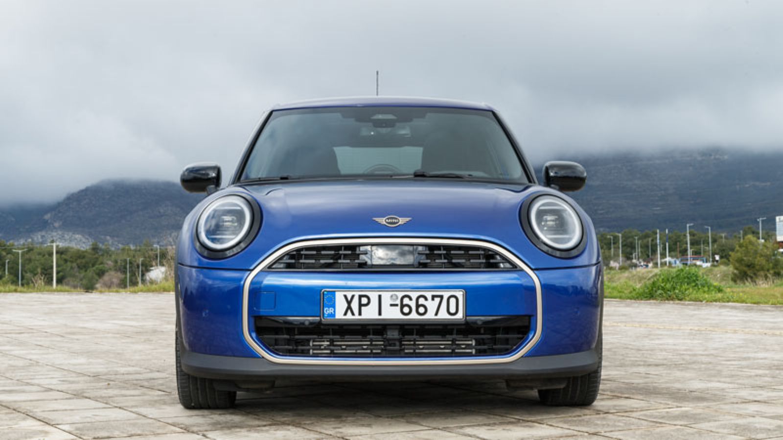 Το MINI Cooper 5D από το εμπρός μέρος