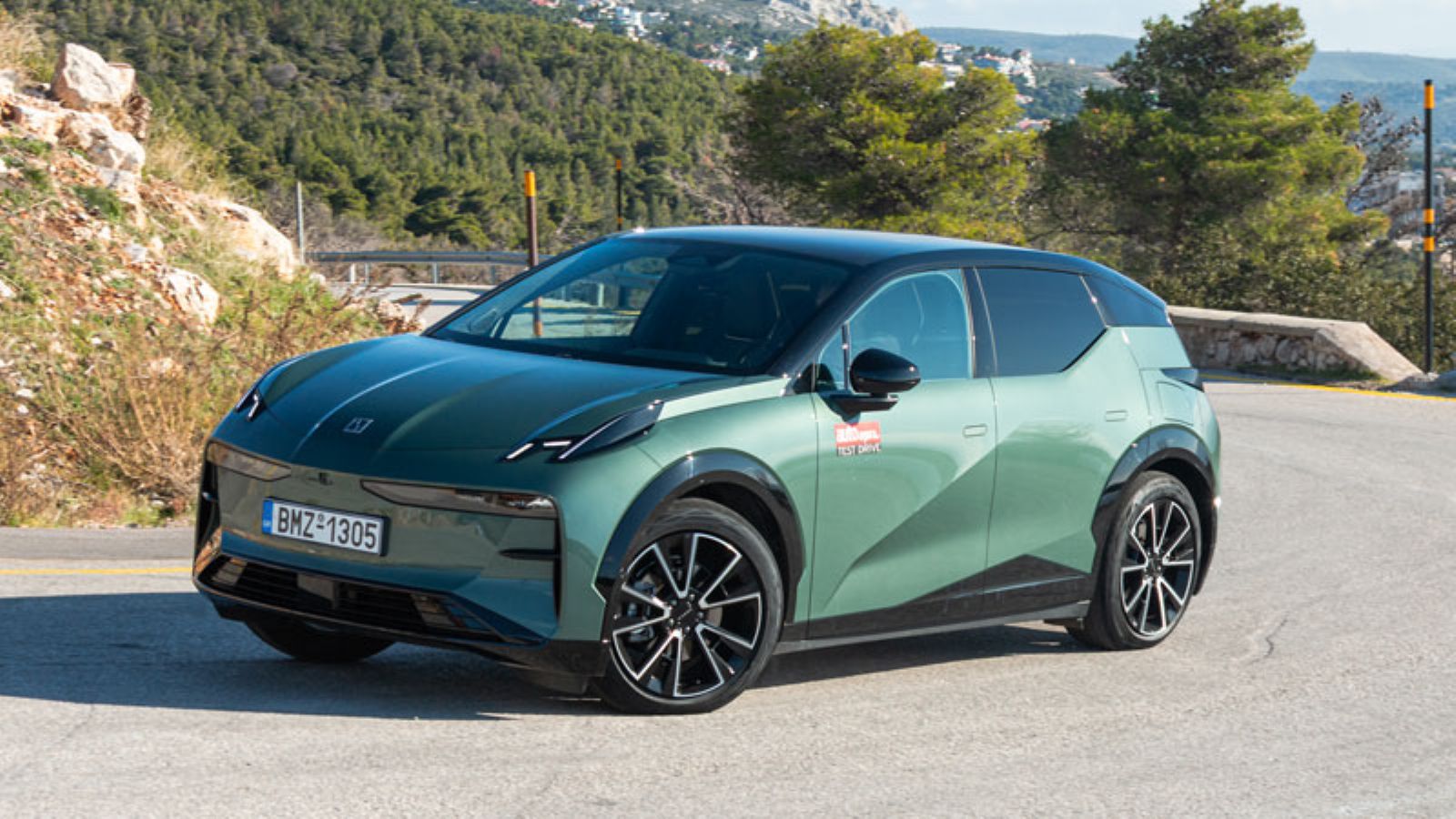 Το Zeekr X σε στροφή, εμπρός αριστερά