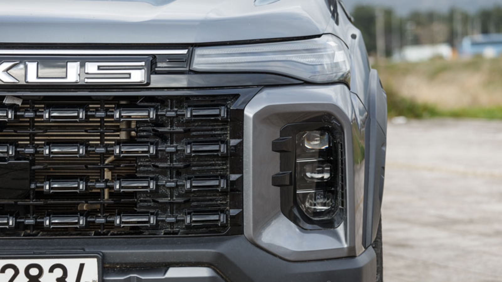 Τα εμπρός φανάρια του Maxus T60 Max