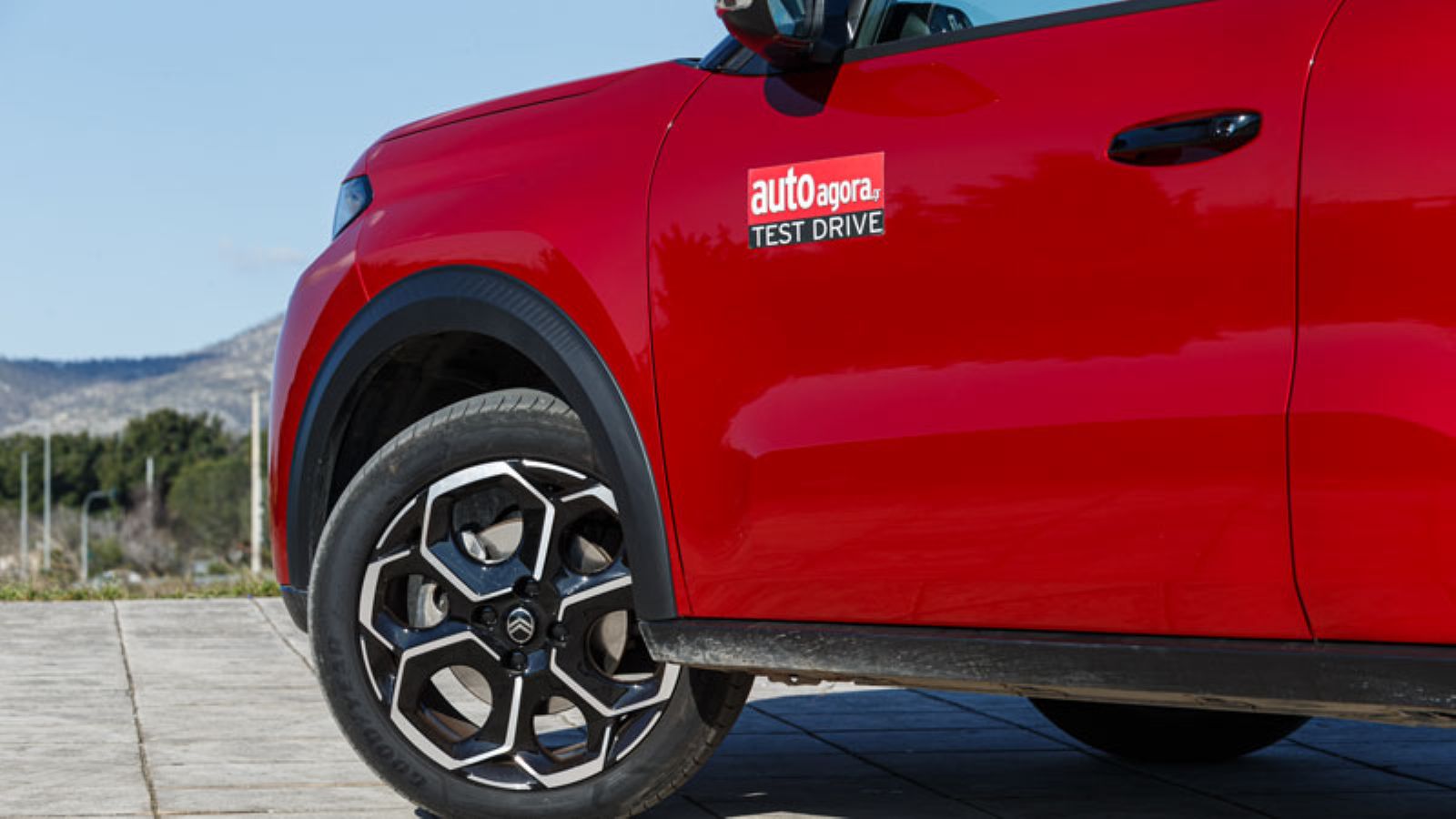 Η εμπρός αριστερή ζάντα του Citroen C3