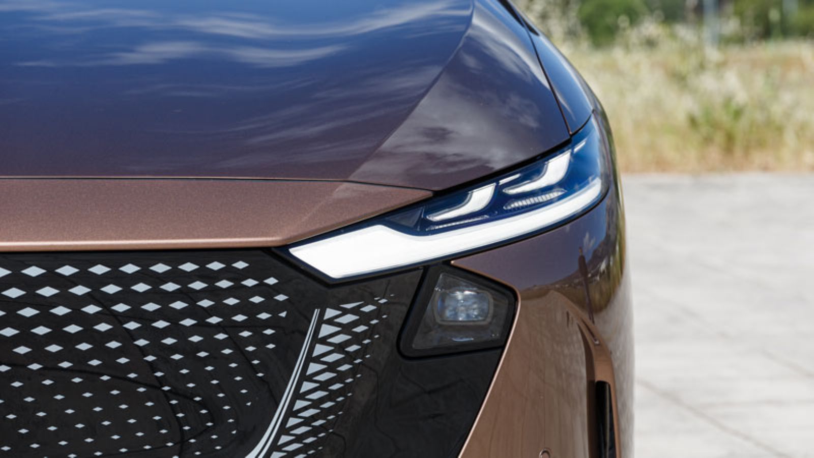 Τα εμπρός φανάρια του Mazda 6e