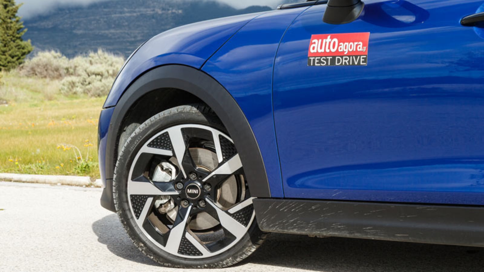 Ο εμπρός αριστερός τροχός του MINI Cooper