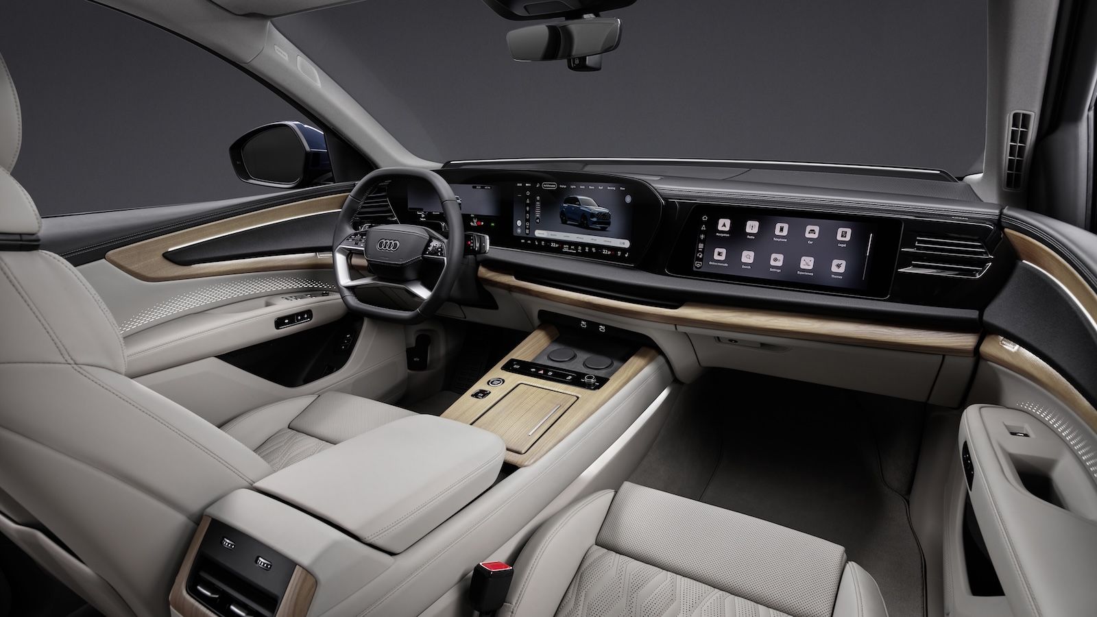 Το ψηφιακό περιβάλλον Audi MMI αποτελείται από μια κυρτή οθόνη OLED για τον οδηγό και μια ανεξάρτητη οθόνη για τον συνοδηγό, ενώ ο φωνητικός βοηθός εν