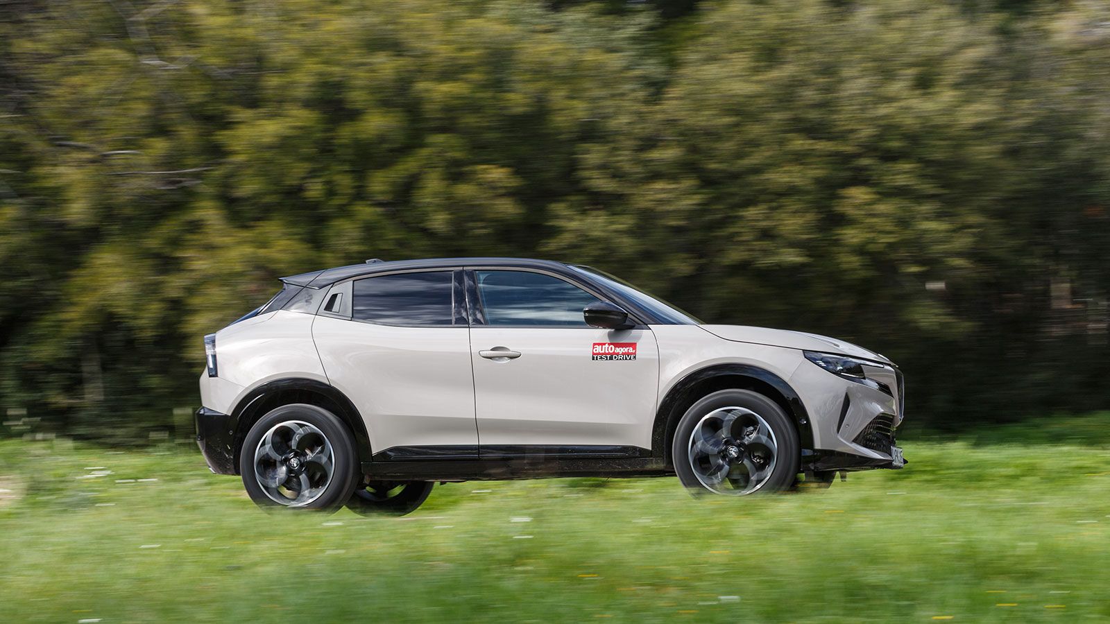 Η τετρακίνητη έκδοση δεν ξεχωρίζει εξωτερικά, δεν φέρει καν λογότυπα «Q4».