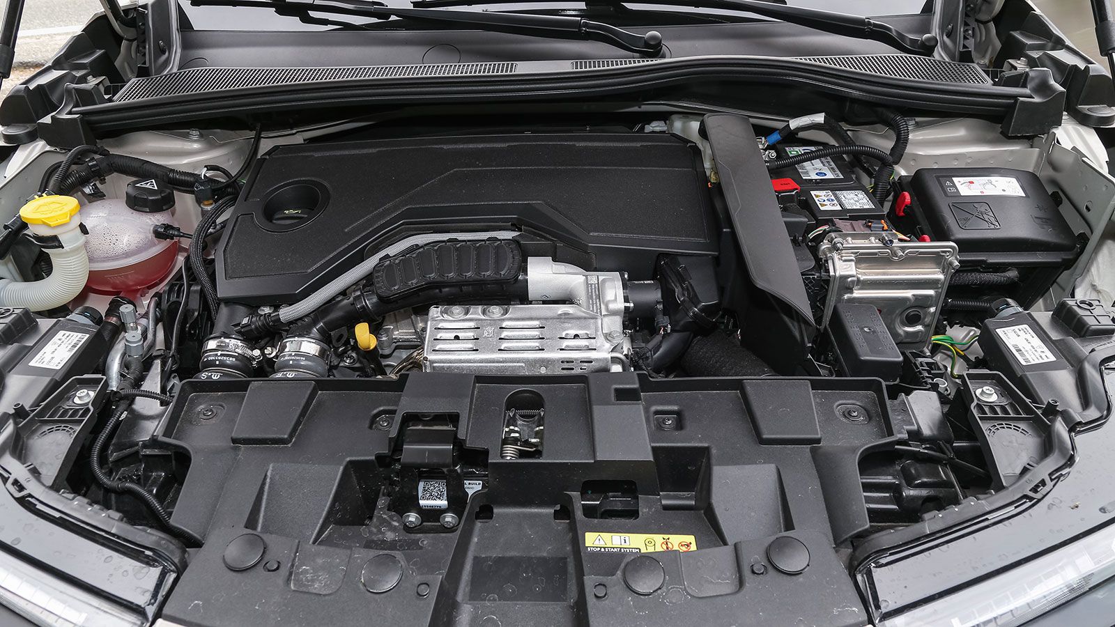 Alfa Romeo Junior. Τι βαθμό παίρνει σε κατανάλωση, χώρους, επιδόσεις, εγγυήσεις.