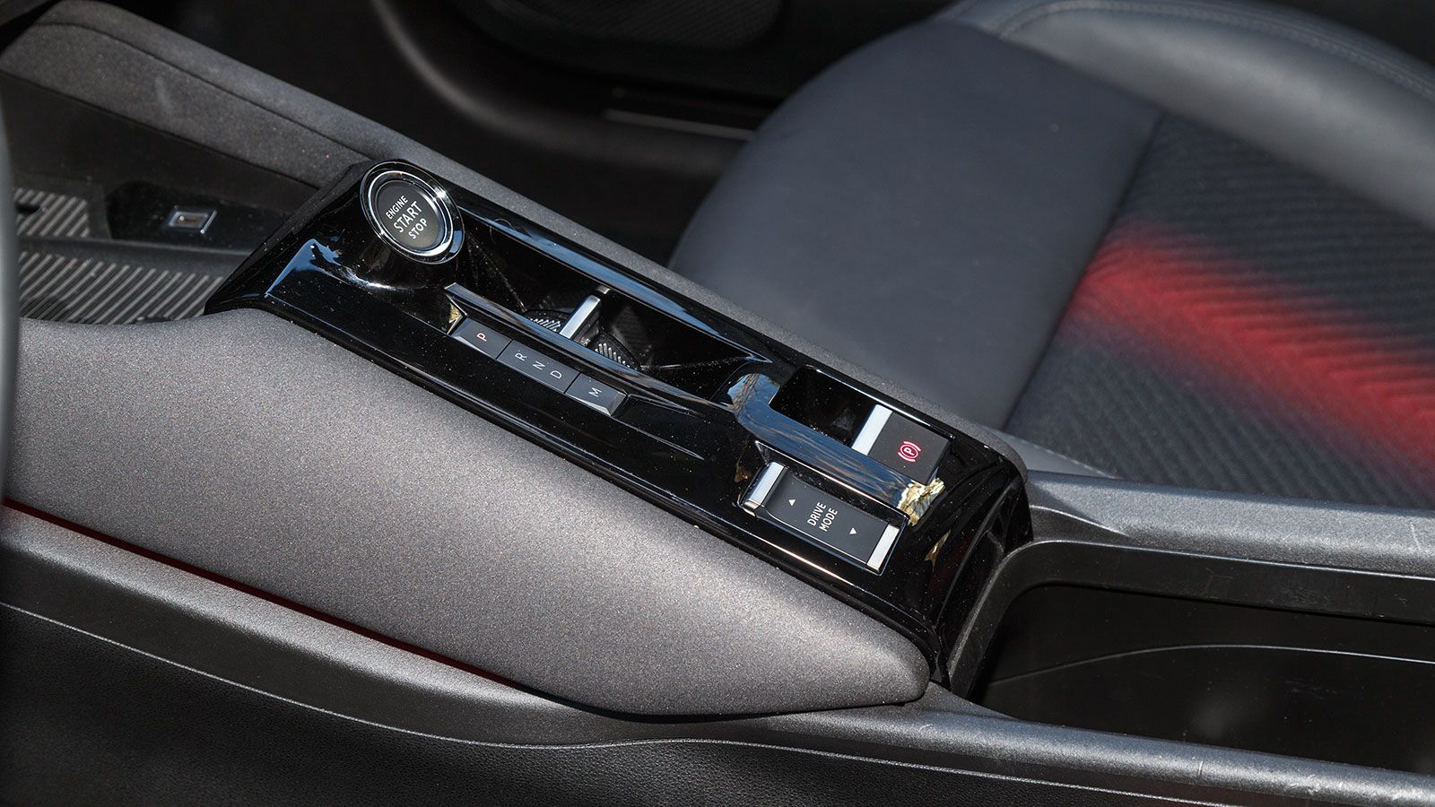 Alfa Romeo Junior. Πόσο καλό είναι σε εξοπλισμό άνεσης και ασφάλειας.