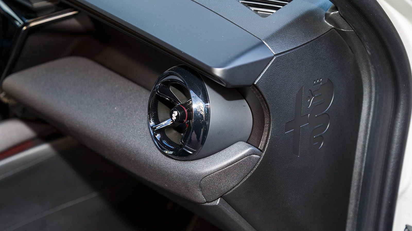 Alfa Romeo Junior. Πόσο καλό είναι σε εξοπλισμό άνεσης και ασφάλειας.