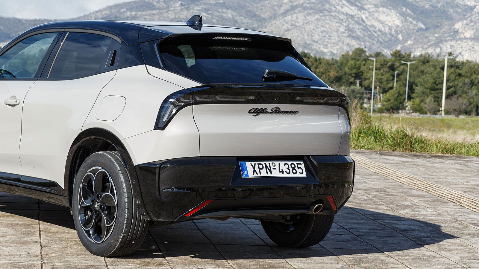 Η συνεχής μαύρη λωρίδα που περιέχει τα πίσω φωτιστικά σώματα ενισχύει την αίσθηση φάρδους.